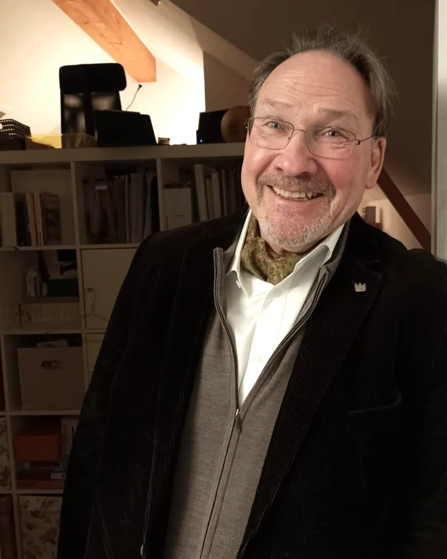 Michael Steffens in seinem Arbeitszimmer vor einem Bücherregal